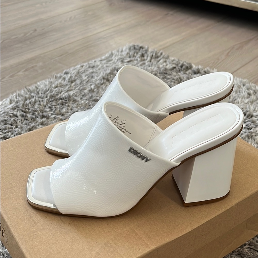 DKNY PATENT WHITE BLOCK HEEL SHOES - LIKE NEW